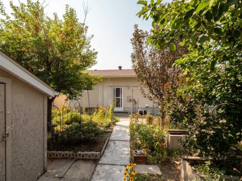3833 Pebble Place South, Lethbridge, AB 