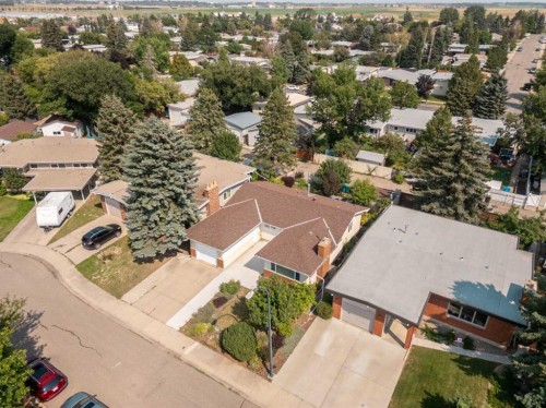 3833 Pebble Place South, Lethbridge, AB 