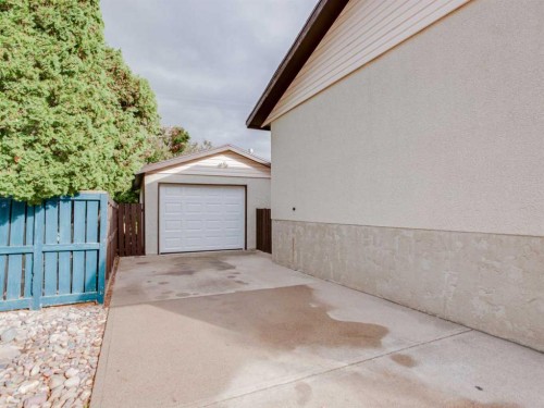 230 Eagle Road North, Lethbridge, AB 