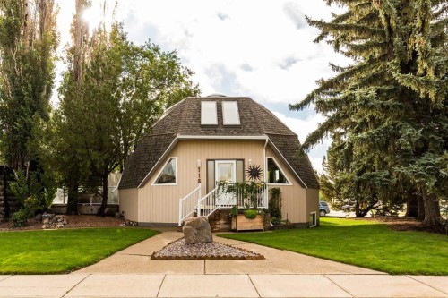 115 Iroquois Crescent West, Lethbridge, AB 