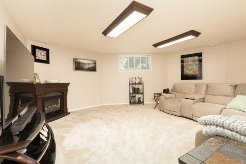 115 Iroquois Crescent West, Lethbridge, AB 