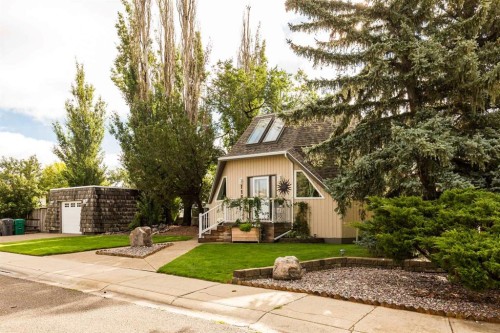 115 Iroquois Crescent West, Lethbridge, AB 