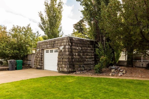 115 Iroquois Crescent West, Lethbridge, AB 
