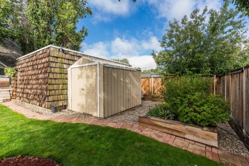115 Iroquois Crescent West, Lethbridge, AB 