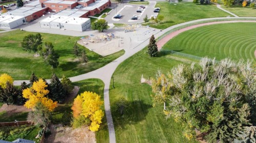 115 Iroquois Crescent West, Lethbridge, AB 