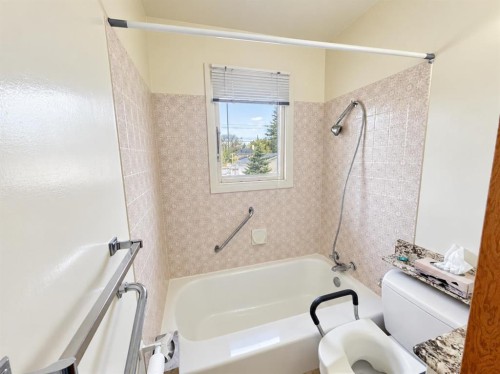 518 11 Street North, Lethbridge, AB 