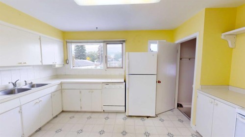 518 11 Street North, Lethbridge, AB 