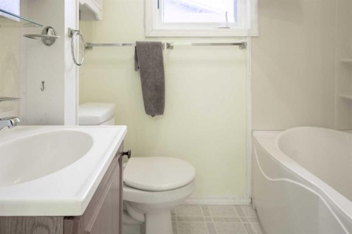 1207 41 Avenue North, Lethbridge, AB 