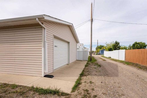 1207 41 Avenue North, Lethbridge, AB 