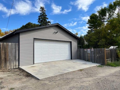 240 20 Street North, Lethbridge, AB 