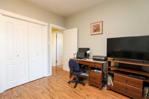 1812 Lakemount Boulevard South, Lethbridge, AB 