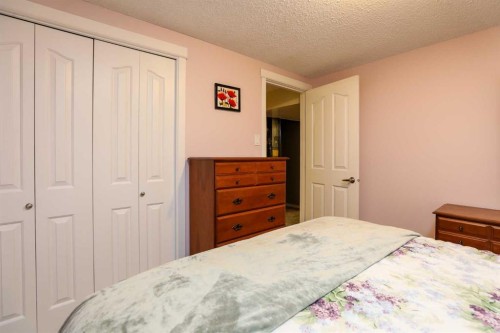 1812 Lakemount Boulevard South, Lethbridge, AB 