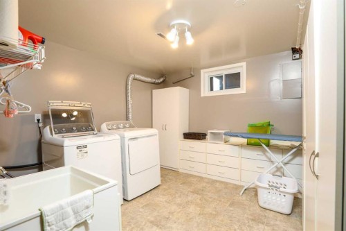 1812 Lakemount Boulevard South, Lethbridge, AB 
