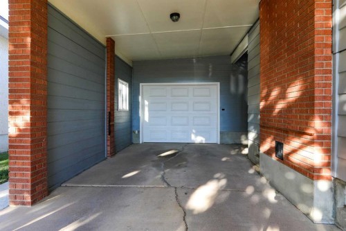 1812 Lakemount Boulevard South, Lethbridge, AB 