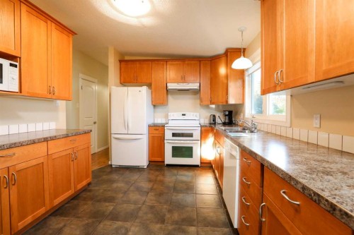 1812 Lakemount Boulevard South, Lethbridge, AB 