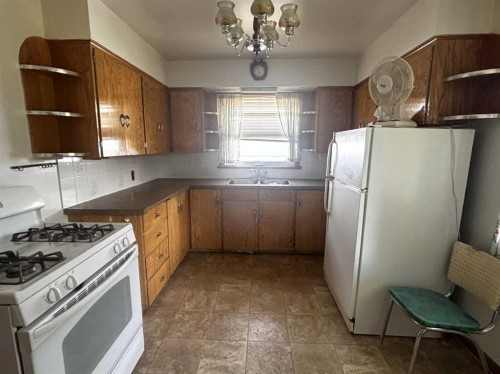 1915 1 Avenue North, Lethbridge, AB 