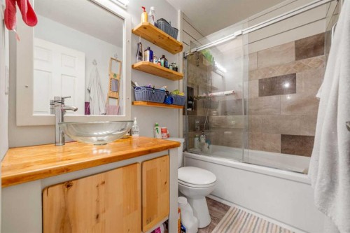 3921 Harmony Place, Taber, AB - Indoor Photo Showing Bathroom