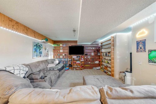 3921 Harmony Place, Taber, AB - Indoor Photo Showing Living Room