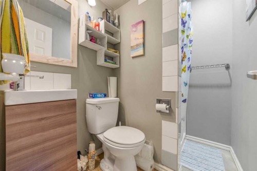 3921 Harmony Place, Taber, AB - Indoor Photo Showing Bathroom