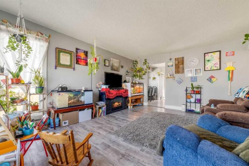 3921 Harmony Place, Taber, AB - Indoor Photo Showing Living Room