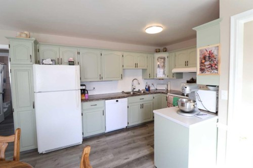 704 1 Ave, Vauxhall, AB 