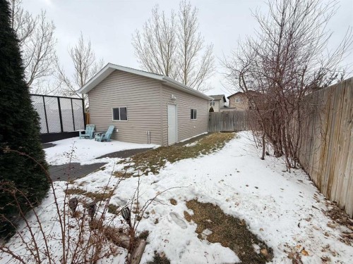 300 Tartan Circle WEST, Lethbridge, AB T1J 0Z1 2