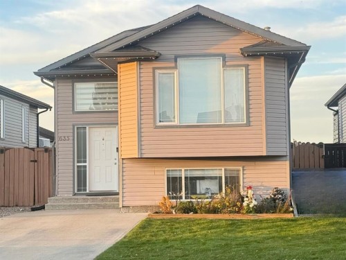 635 Aberdeen Crescent WEST Lethbridge, AB T1J 5A9