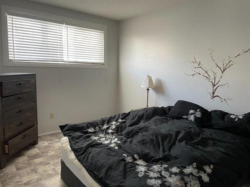 10300 105 Avenue, Fairview, AB - Indoor Photo Showing Bedroom