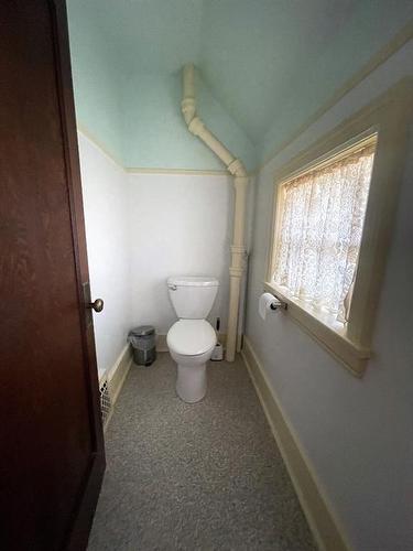 11120 103 Avenue, Fairview, AB - Indoor Photo Showing Bathroom