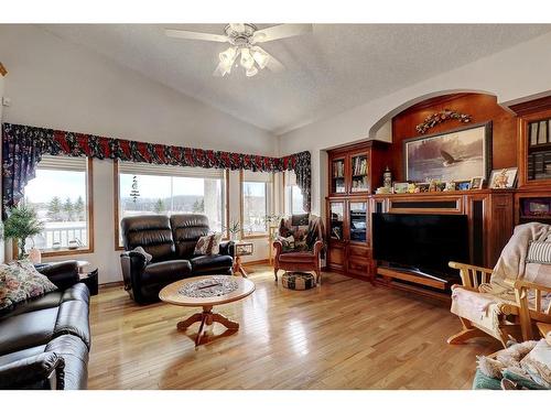 712071 Range Road 64, Grande Prairie, AB - Indoor Photo Showing Living Room