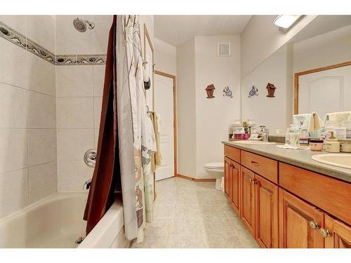 712071 Range Road 64, Grande Prairie, AB - Indoor Photo Showing Bathroom