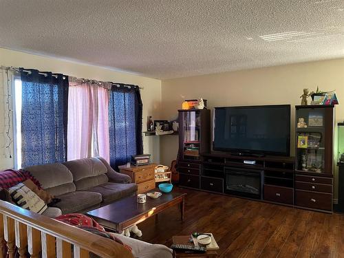 304 9A Str., Bluesky, AB - Indoor Photo Showing Living Room