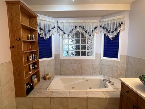 10410 Chinchaga Drive, High Level, AB - Indoor Photo Showing Bathroom