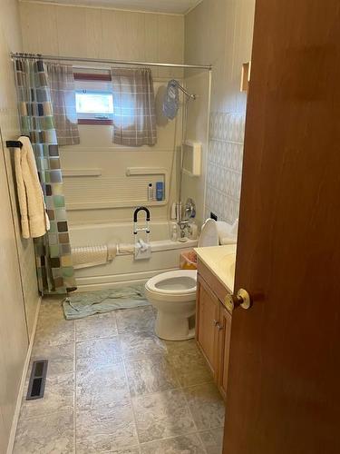 10007 99 Street, Nampa, AB - Indoor Photo Showing Bathroom