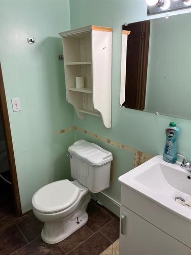 9913 80 Avenue, Peace River, AB - Indoor Photo Showing Bathroom