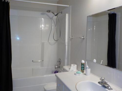 11512 106 Avenue, Fairview, AB - Indoor Photo Showing Bathroom