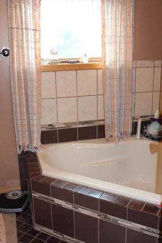311 5Th Avenue Se, Manning, AB - Indoor Photo Showing Bathroom