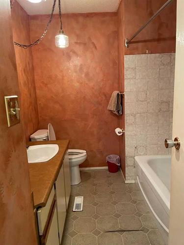 5410 52A Street, Berwyn, AB - Indoor Photo Showing Bathroom