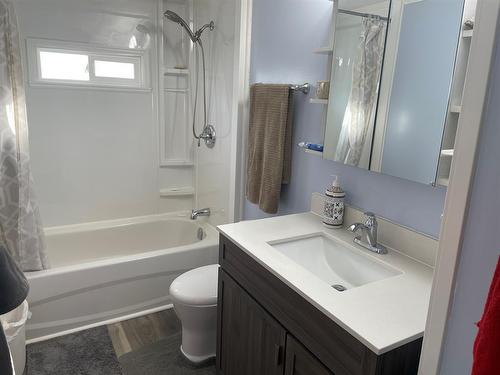 10317 99 Street, Fairview, AB - Indoor Photo Showing Bathroom