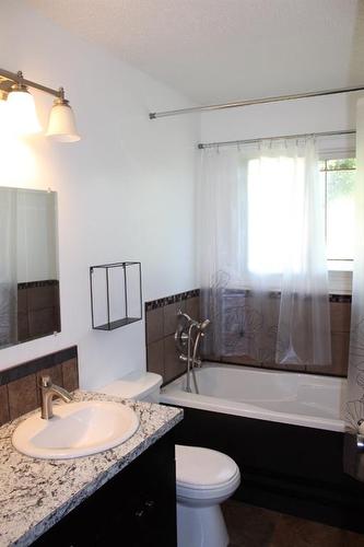 302 6Th Avenue Se, Manning, AB - Indoor Photo Showing Bathroom