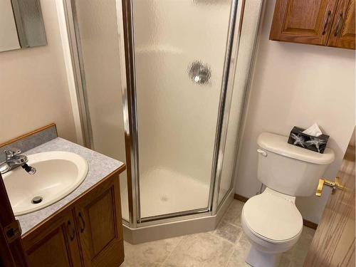 11417 106 Avenue North, Fairview, AB - Indoor Photo Showing Bathroom