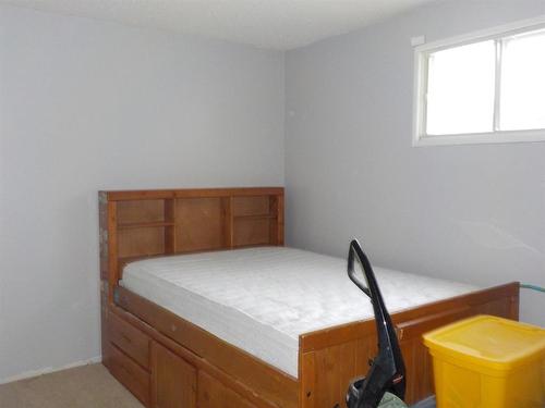 10517 104 Street, Fairview, AB - Indoor Photo Showing Bedroom