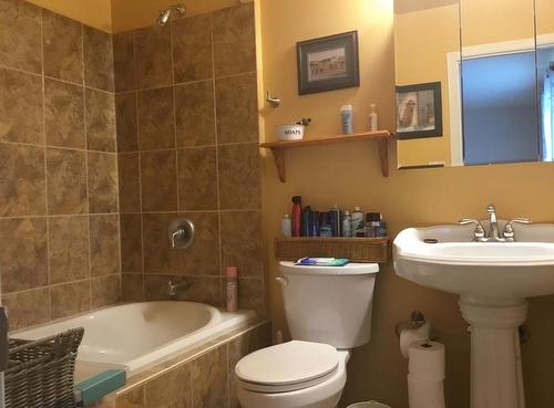 5510 45 Avenue, Grimshaw, AB - Indoor Photo Showing Bathroom