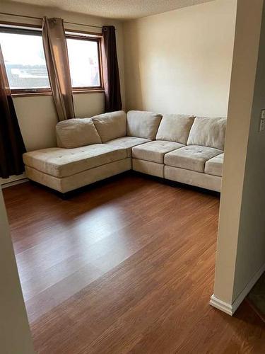 1-6-8009 99 Street, Peace River, AB - Indoor Photo Showing Living Room