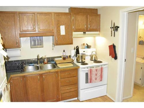 4-8205 98 Street, Peace River, AB - Indoor Photo Showing Kitchen With Double Sink