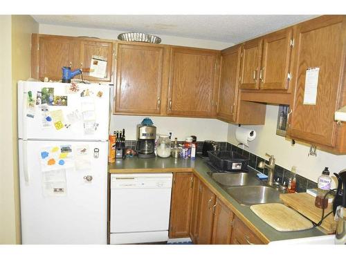 4-8205 98 Street, Peace River, AB - Indoor Photo Showing Kitchen With Double Sink