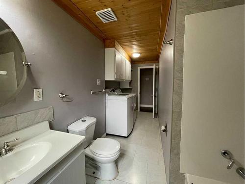 10809 106 Avenue, Fairview, AB - Indoor Photo Showing Bathroom