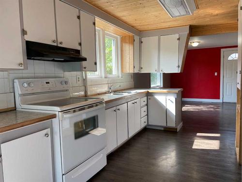 10809 106 Avenue, Fairview, AB - Indoor Photo Showing Kitchen