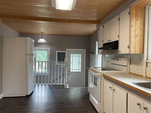 10809 106 Avenue, Fairview, AB - Indoor Photo Showing Kitchen