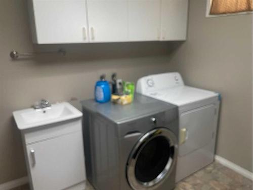 121 2 Avenue, Falher, AB - Indoor Photo Showing Laundry Room